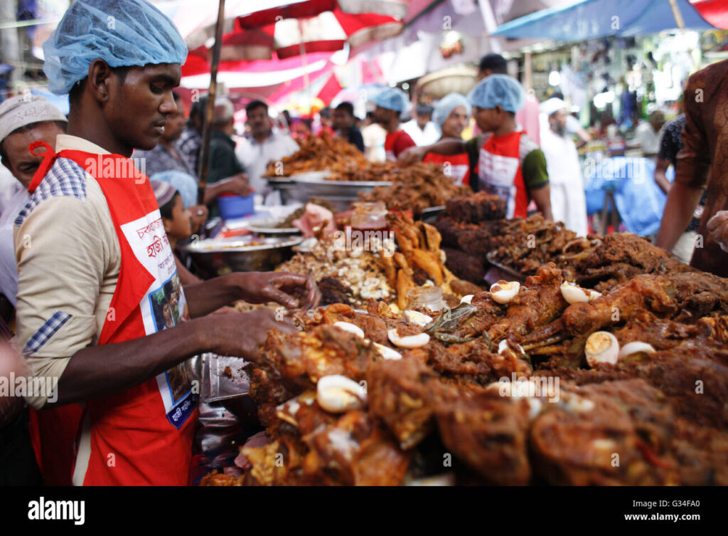 dhaka-bangladesh-7th-june-2016-bangladeshi-street-vendors-sell-iftar-G34FA0.jpg