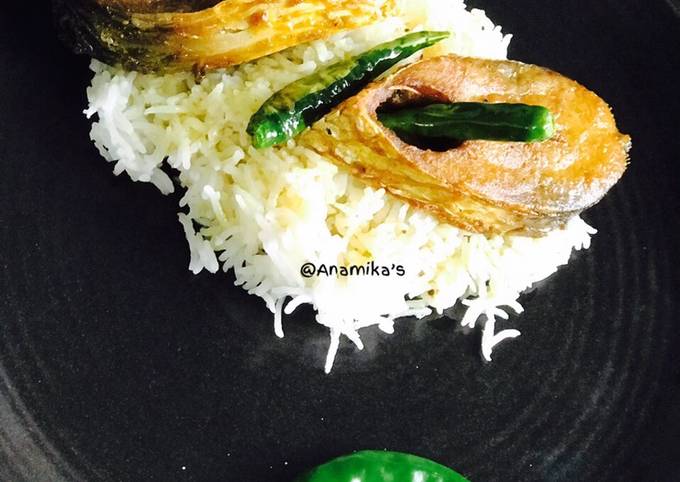 ilish-machh-bhaja-fried-hilsa-with-steamed-rice-recipe-main-photo.jpg